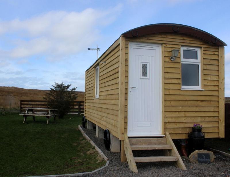 Hillside Camping Pods And Shepherd'S Hut Wick  Extérieur photo