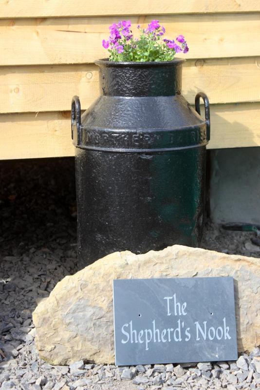 Hillside Camping Pods And Shepherd'S Hut Wick  Extérieur photo