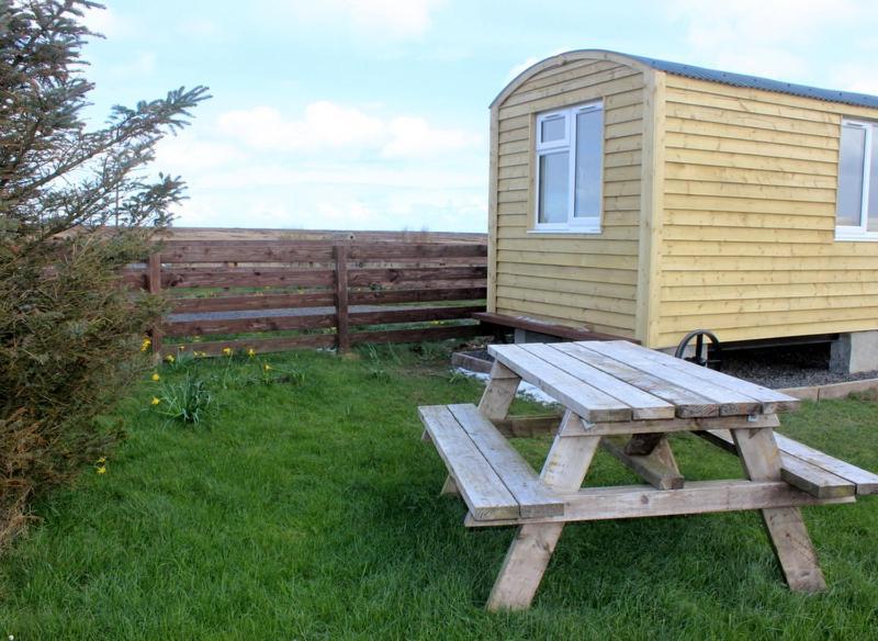 Hillside Camping Pods And Shepherd'S Hut Wick  Extérieur photo