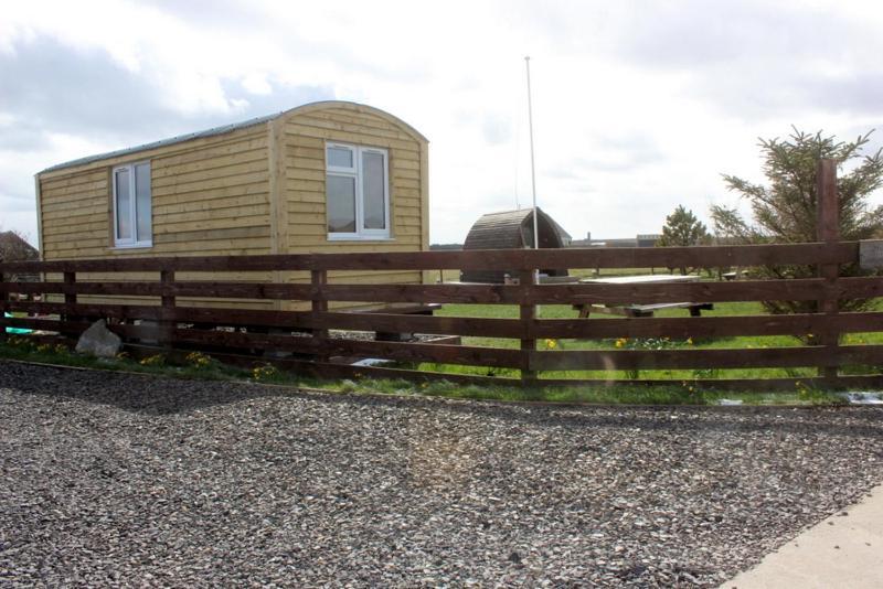Hillside Camping Pods And Shepherd'S Hut Wick  Extérieur photo