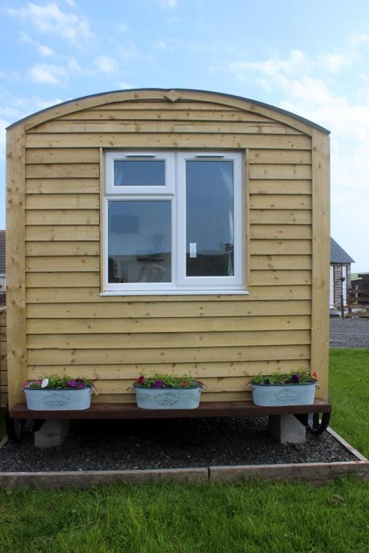 Hillside Camping Pods And Shepherd'S Hut Wick  Extérieur photo