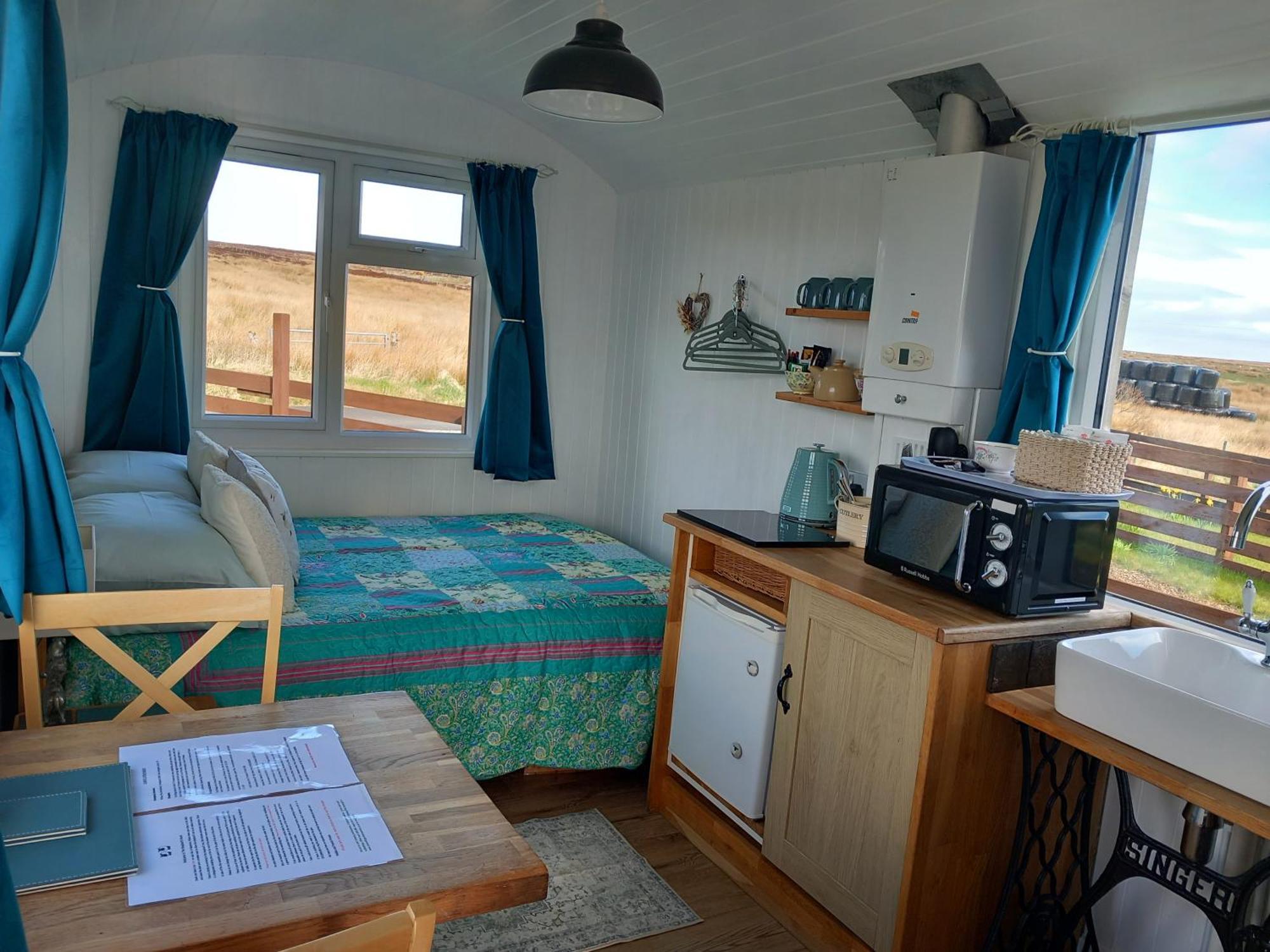Hillside Camping Pods And Shepherd'S Hut Wick  Extérieur photo