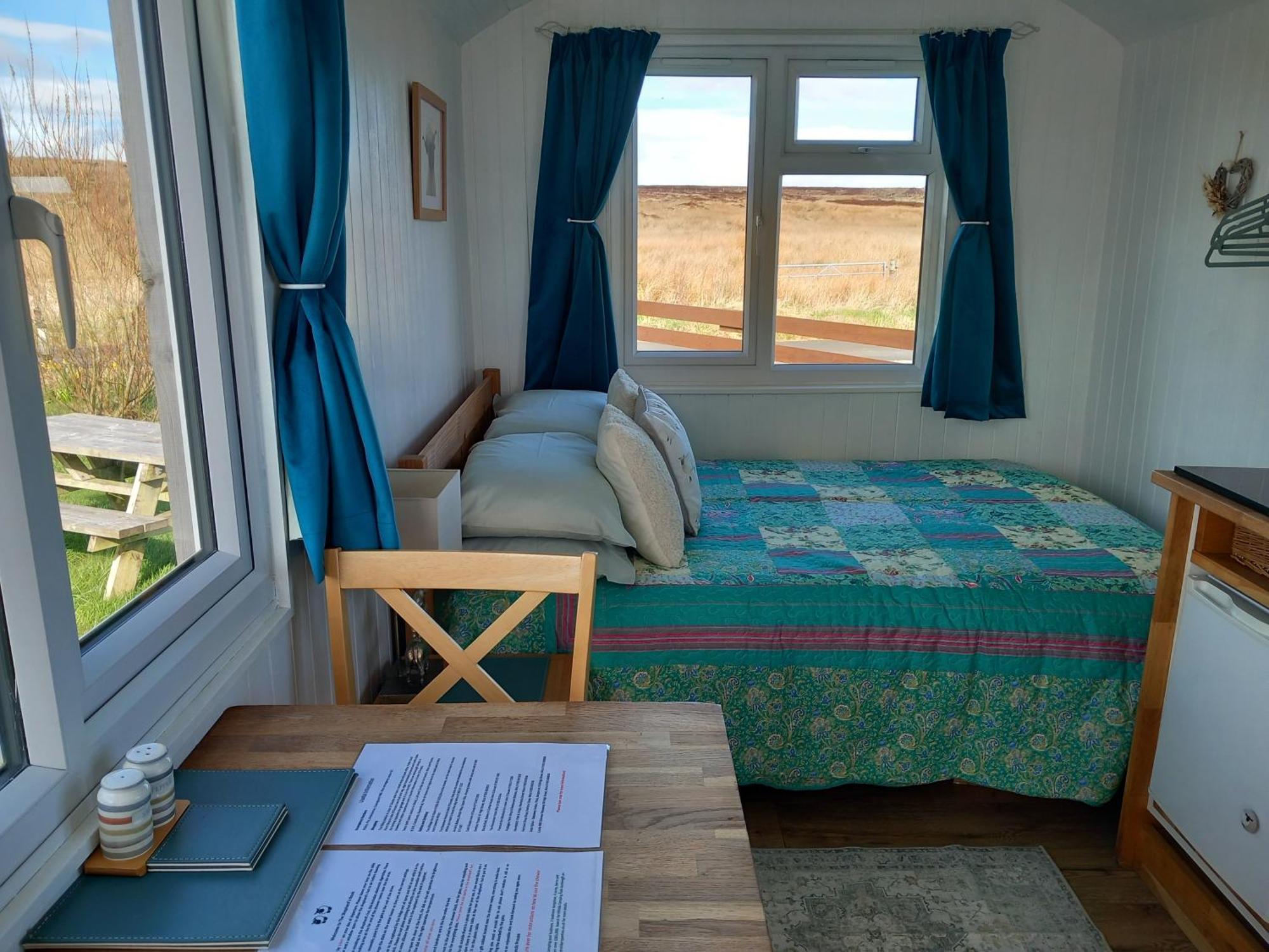 Hillside Camping Pods And Shepherd'S Hut Wick  Extérieur photo